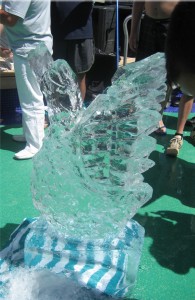 Chef haciendo una figura de hielo.